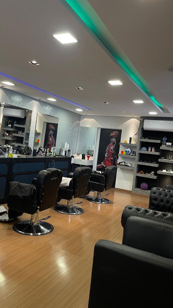 Cadeiras de atendimento dentro da USA Barber