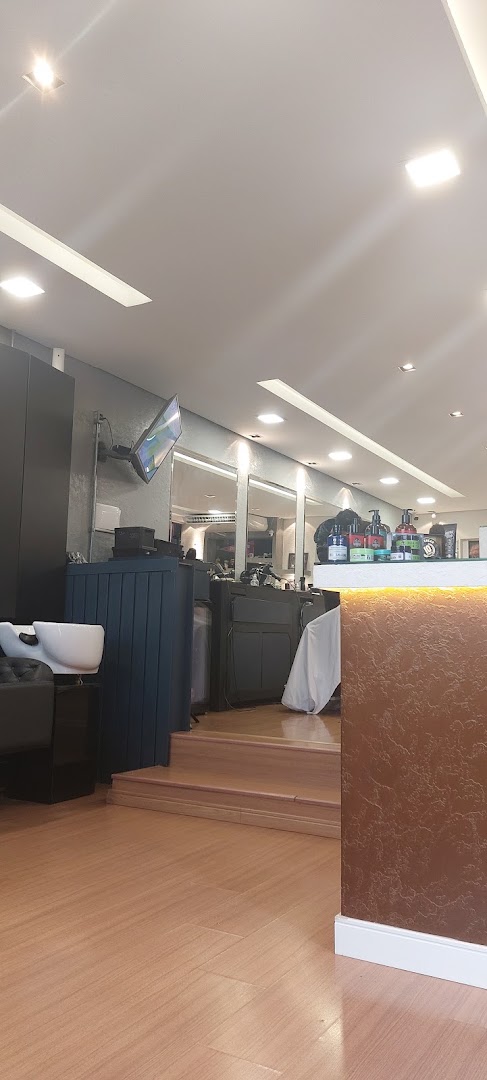 Área interna da USA Barber, no Xaxim
