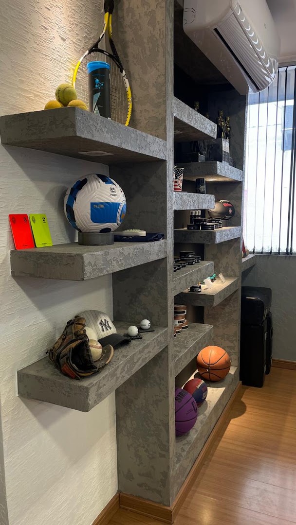 Prateleira com itens esportivos na decoração da USA Barber